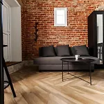 Old Brick Boutique 4*
